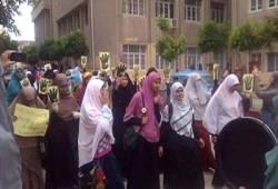 مسيرة حاشدة لطالبات تفهنا تطالب بعودة المفصولات