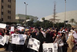 طالبات جامعة الاسكندرية يهتفن بالحرية لزملائهم المعتقلين