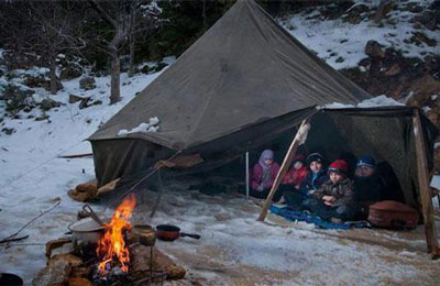 إحسان الفقيه تندد بمنع المساعدات عن اللاجئين السوريين