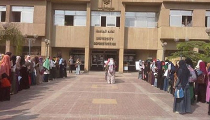 وقفة لطالبات جامعة بني سويف تهتف بإسقاط حكم القتلة