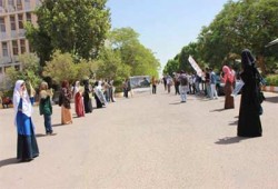 سلسلة بشرية لطالبات أزهر أسوان رفضًا لحكم القتلة