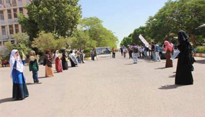 سلسلة بشرية لطالبات أزهر أسوان رفضًا لحكم القتلة