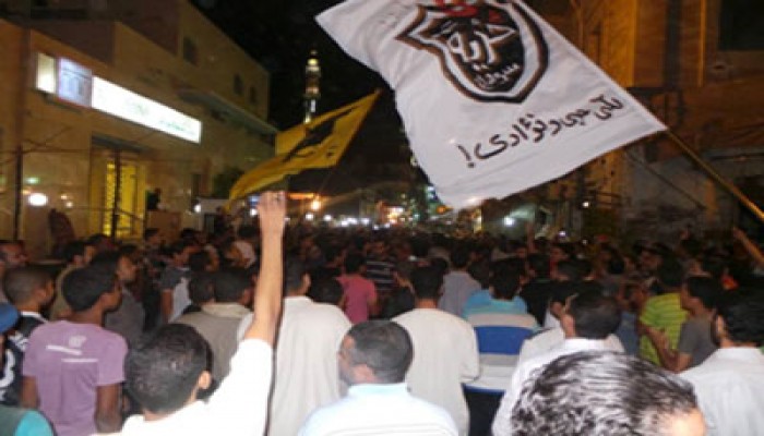 فراشات شبابية ليلية بطهطا تندد بجرائم عصابة العسكر