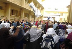 الأمن الإداري بجامعة الإسكندرية يحتجز طالبة رافضة للانقلاب