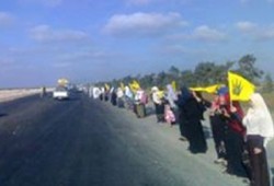 أحرار مطوبس يواصلون حراكهم الثوري بسلسلة بشرية