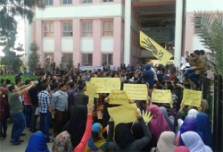 وقفة لطلاب هندسة الشريف بكفر الشيخ رفضًا لحكم العسكر