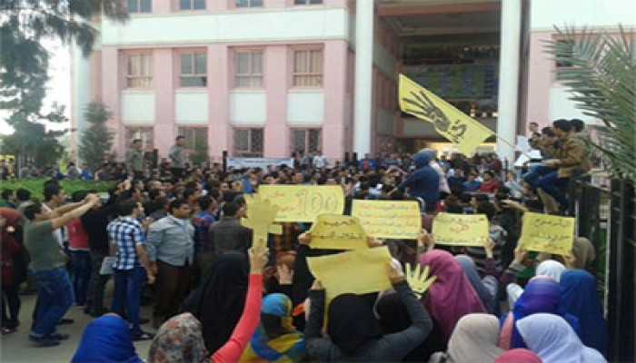 وقفة لطلاب هندسة الشريف بكفر الشيخ رفضًا لحكم العسكر