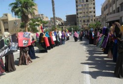سلسلة بشرية لطالبات تربية الفيوم تندد بجرائم العسكر