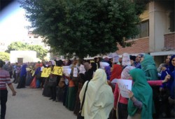 وقفة لطالبات جامعة سوهاج في ذكرى فض رابعة والنهضة