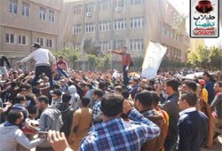 وقفة حاشدة لطلاب تفهنا تهتف بالحرية للمعتقلين