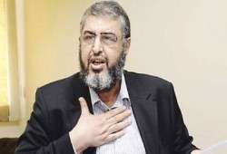 عائشة الشاطر تكشف معاناة الأسرة للاطمئنان على والدها