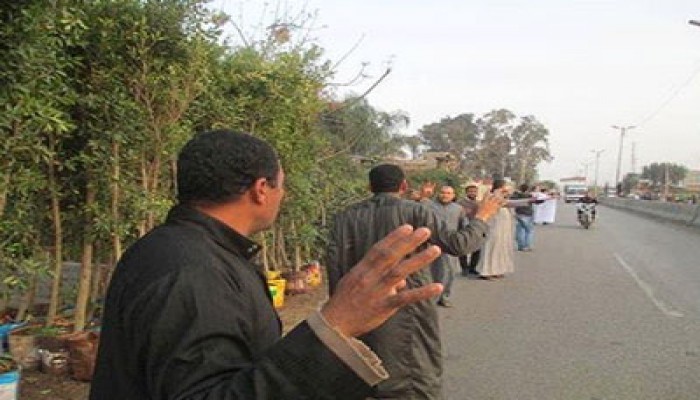 سلسلة بشرية صباحية بأشمون في جمعة "يسقط حكم القتلة"