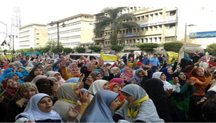 وقفة لطالبات ثانوي بكفر الدوار تندد بمجزرة الدفاع الجوي‬