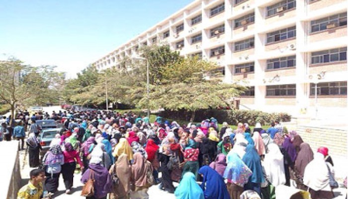 مظاهرة حاشدة لطلاب جامعة المنيا تهتف بإعدام السفاح