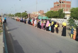 سلسلة بشرية مسائية ببني مزار تهتف بإسقاط الانقلاب