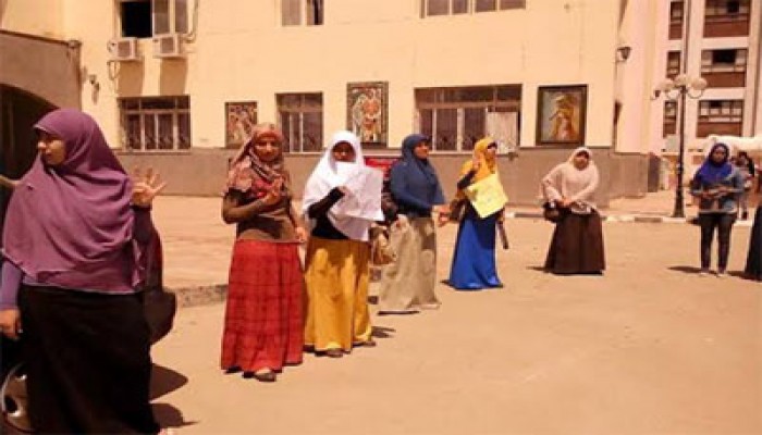 سلسلة بشرية لطالبات الفيوم تندد بمجزرة الدفاع الجوي