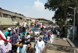 مظاهرة لعمال القرى السياحية بالغردقة للمطالبة بمستحقاتهم