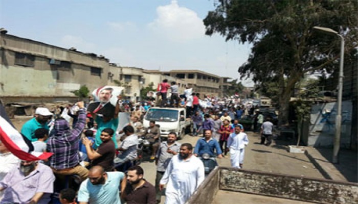 مظاهرة لعمال القرى السياحية بالغردقة للمطالبة بمستحقاتهم