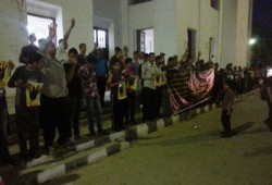 سلسلة بشرية بكوم أمبو تهتف بالقصاص لضحايا الألتراس