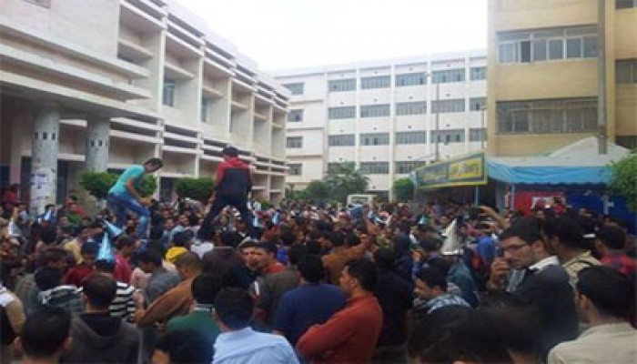 فيديو.. مسيرة لطلاب جامعة الزقازيق تندد بمجزرة الدفاع الجوى