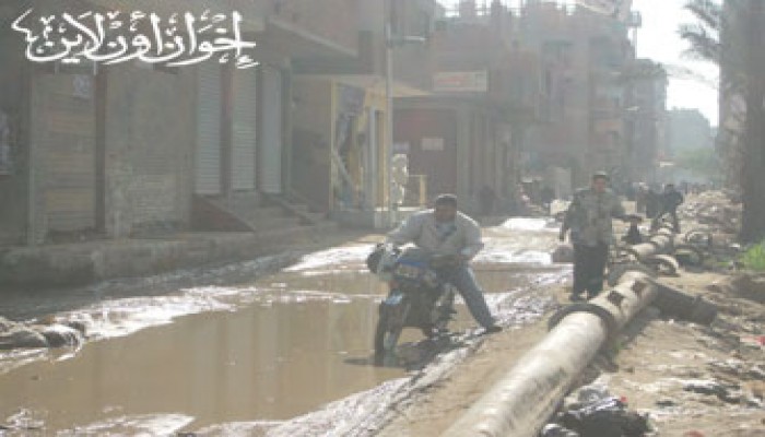 انهيار البنيه التحتيه بأبو حماد يغرق شوارعها في المياه