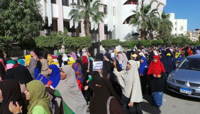 مسيرة طلابية بجامعة الفيوم تطالب بمحاكمة قادة الانقلاب