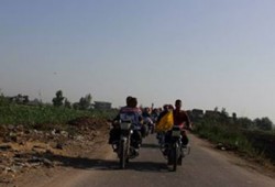 مسيرة دراجات بخارية بنجع حمادي رفضًا لتفويض القتل