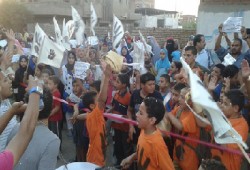 ثوار قطور يواصلون حراكهم الثوري بسلسلة بشرية