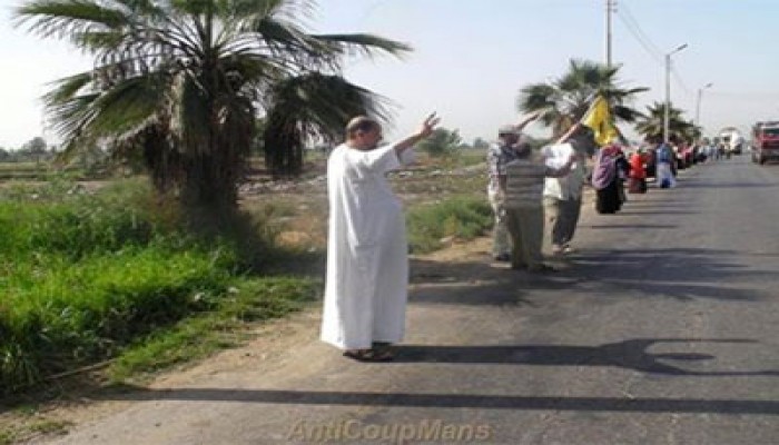 سلسلة بشرية على طريق "المنصورة- جمصة" رفضًا لتفويض القتل