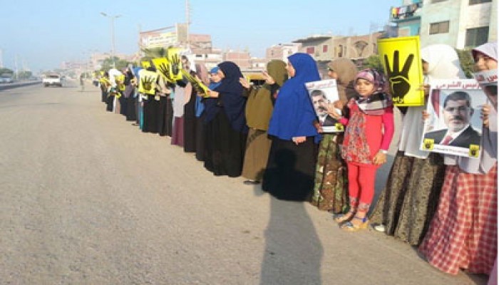 سلسلة بشرية على طريق "المنصورةـ ميت على" رفضًا للانقلاب