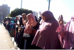 "نساء ضد الانقلاب" بدسوق يهتفن بإسقاط حكم العسكر