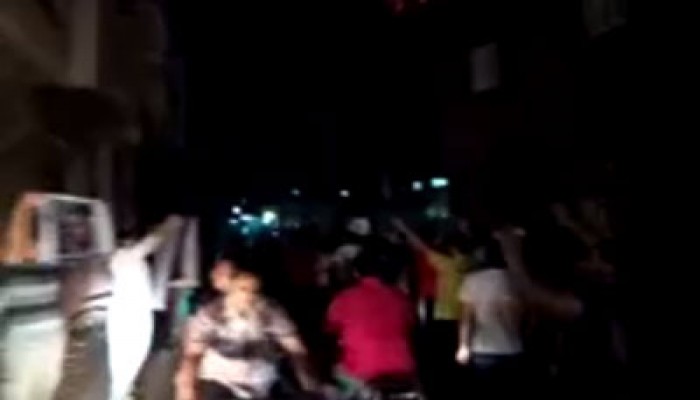 سلسلة بشرية بمركز بسيون تهتف بالقصاص للشهداء