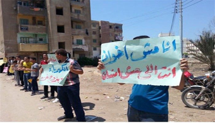 سلسلة بشرية لثوار أشمون تهتف بإسقاط الانقلاب