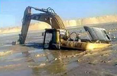 غرق معدات ثقيلة بعد انهيار مشروع "السفاح في قناة السويس"