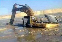 غرق معدات ثقيلة بعد انهيار مشروع "السفاح في قناة السويس"