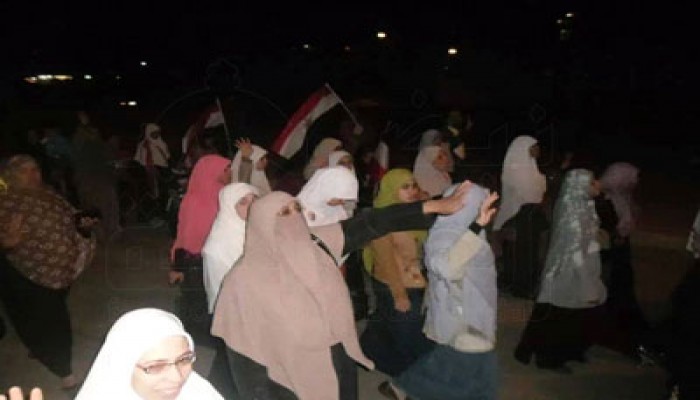 وقفة ليلية لعفاريت "تلا" تهتف بإسقاط الانقلاب