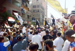 فيديو.. مسيرة لأهالي بنى سويف تهتف بالقصاص للشهداء