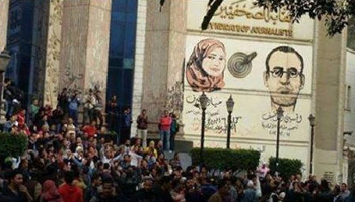 وقفة حاشدة أمام نقابة الصحفيين تطالب بإسقاط الانقلاب