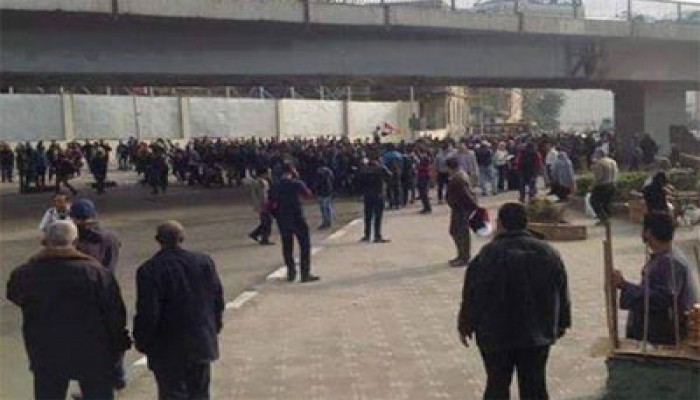 مسيرة على أعتاب ميدان التحرير تهتف بسقوط العسكر