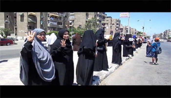 سلسلة بشرية ببورسعيد ضمن فعاليات أسبوع "مصر بتتكلم ثورة"