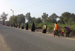 فيديو.. سلاسل بشرية بأبو حماد في جمعة "مصر بتتكلم ثورة"