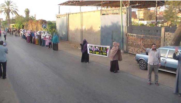 ثوار المنوفية يواصلون انتفاضتهم بسلسلة بشرية بشبين الكوم