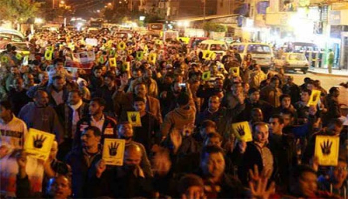 فيديو.. ثوار الرمل في مسيرة ليلية استعدادًا لانتفاضة يناير