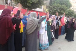 وقفة نسائية بمركز بنها تطالب بالقصاص من قتلة الثوار