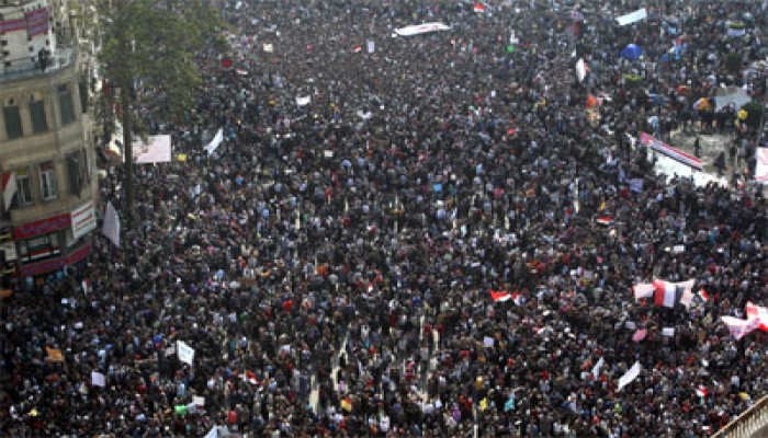 بلومبيرج: الثورة عادت في مصر من حيث بدأت قبل 4 سنوات