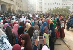 مسيرة ببني سويف تندد باعتقال الطالبة سارة خالد من منزلها