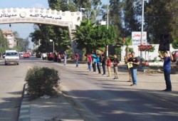 سلاسل بشرية لثوار البحيرة تندد بتردي الأوضاع الاقتصادية