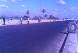 سلسلة بشرية على طريق "الفيوم- القاهرة" تندد بخراب الانقلاب