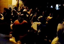 ثوار منيا القمح يرفعون صور الرئيس مرسي في مسيرة ليلية