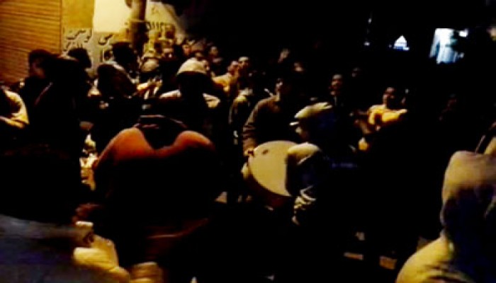 ثوار منيا القمح يرفعون صور الرئيس مرسي في مسيرة ليلية